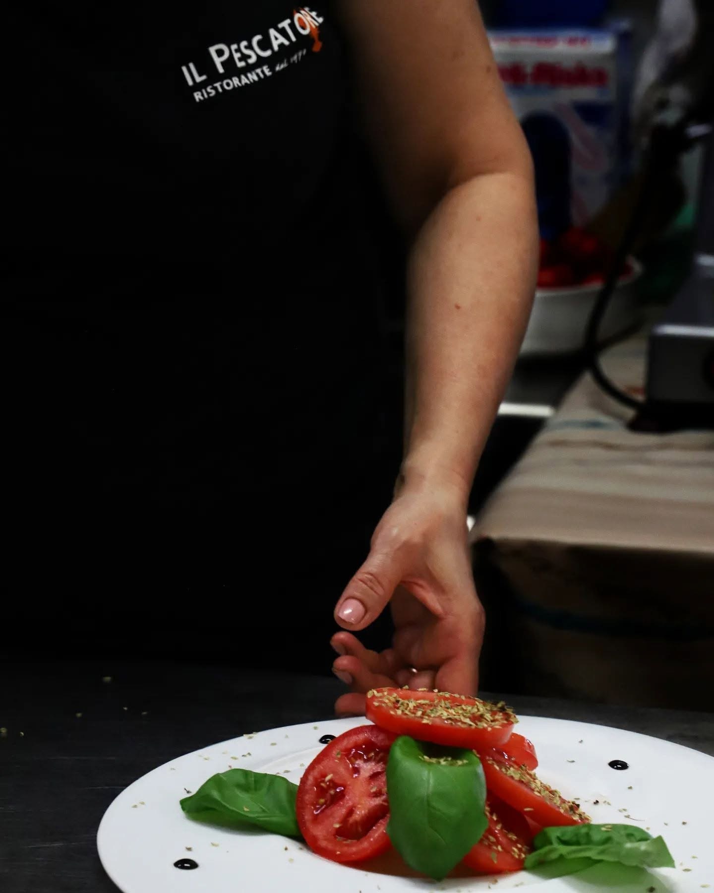 Preparazione dei piatti nella cucina del ristorante di pesce a Cala Gonone